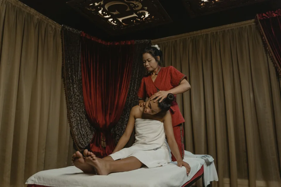 Kệ mỹ phẩm và nến thơm